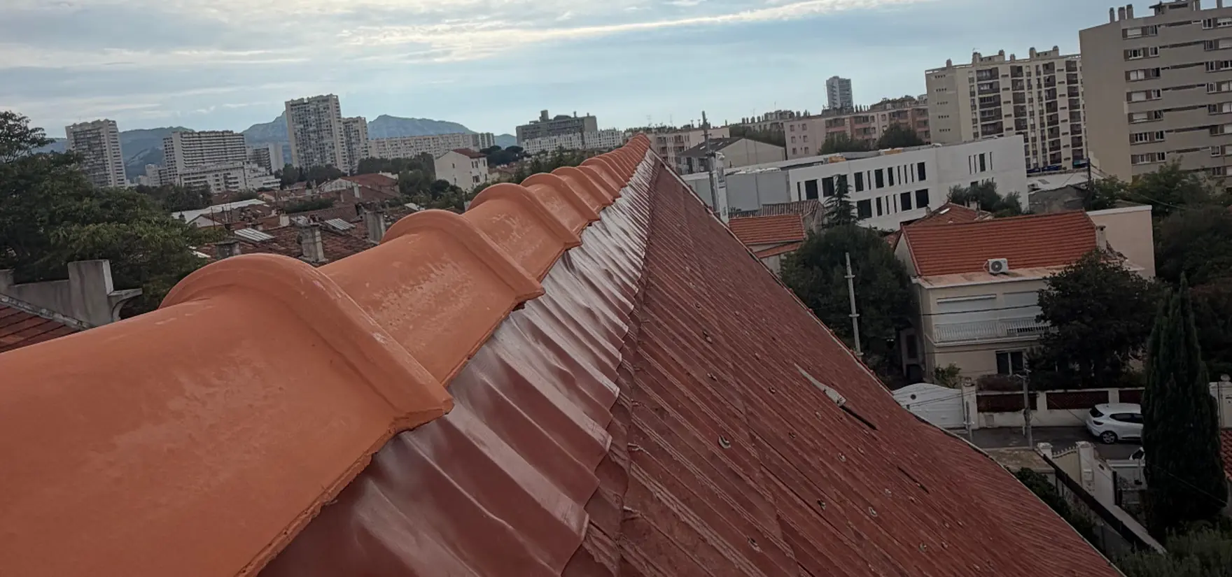 Faîtage de toiture refait à neuf sur une maison de Marseille 9e