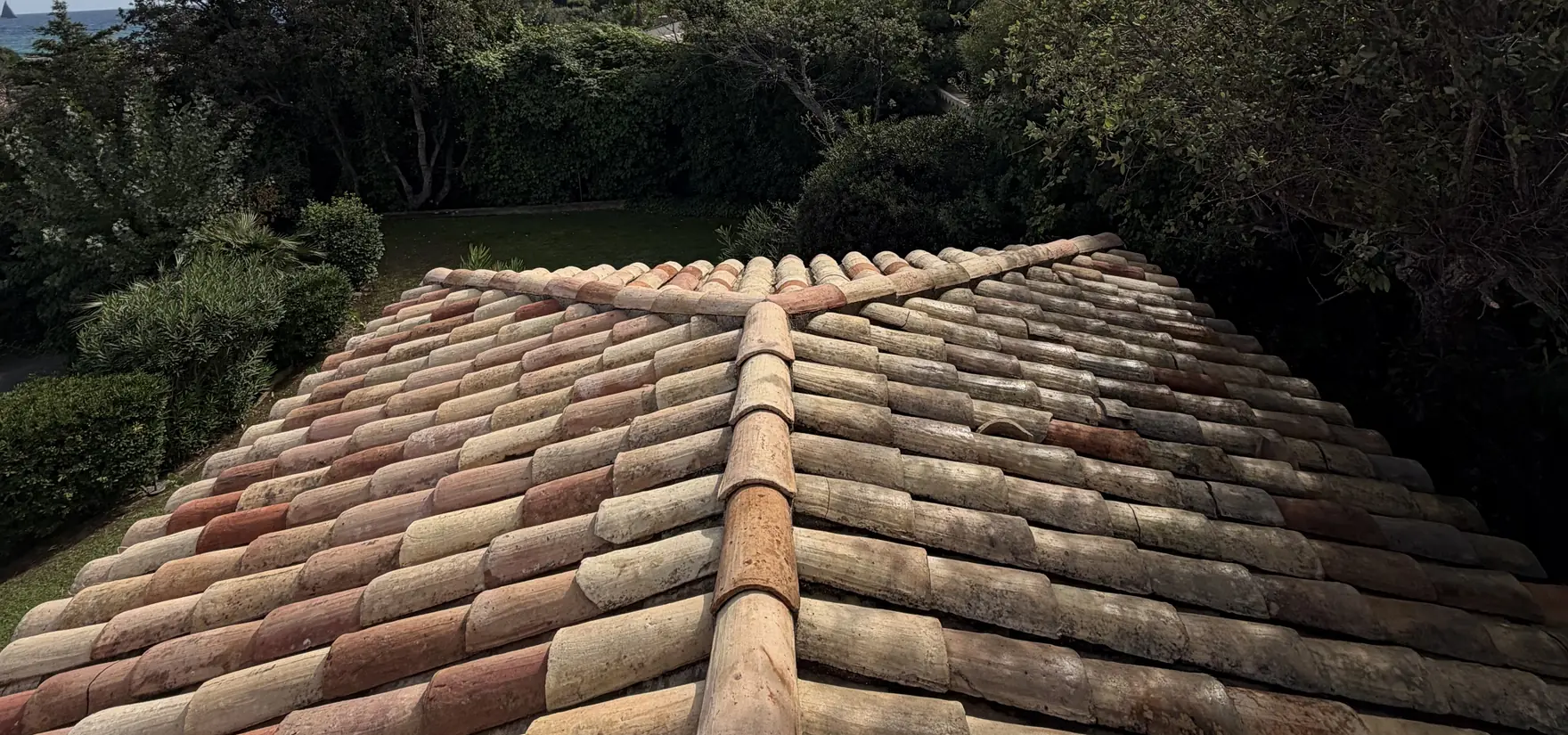 Toiture en tuile canal traitée à Saint-Tropez, vue sur le golfe