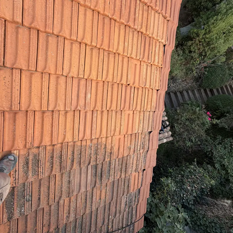 Décapage en cours, partie haute nettoyée et partie basse encore encrassée, à La Penne-sur-Huveaune