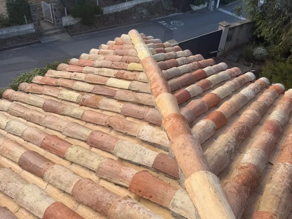 Toiture nette après décapage et hydrofuge incolore à Saint-Tropez