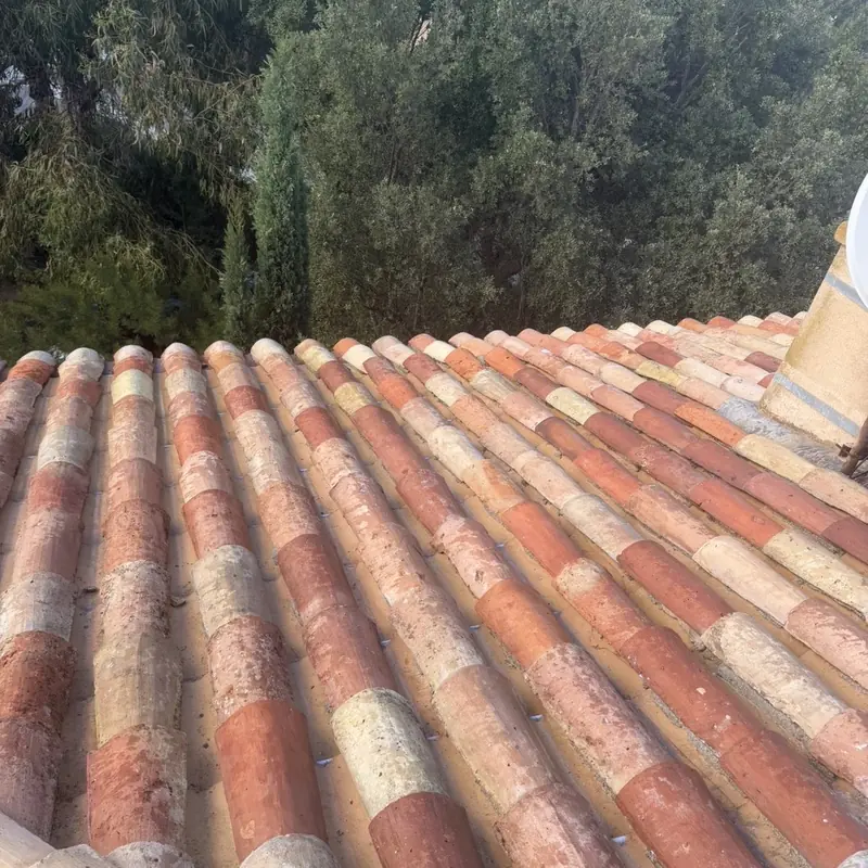 Gros plan sur la tuile canal après traitement à Saint-Tropez