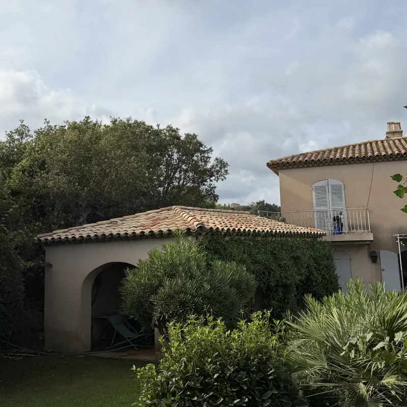 Vue d'ensemble de la toiture traitée à Saint-Tropez