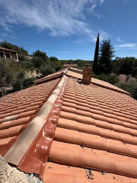 Faîtage et solin de toiture refaits à neuf après réfection à Artignosc-sur-Verdon