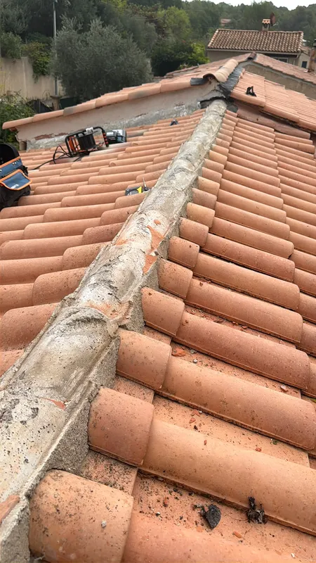 Faîtage et solin de toiture dégradés avant réfection à Artignosc-sur-Verdon