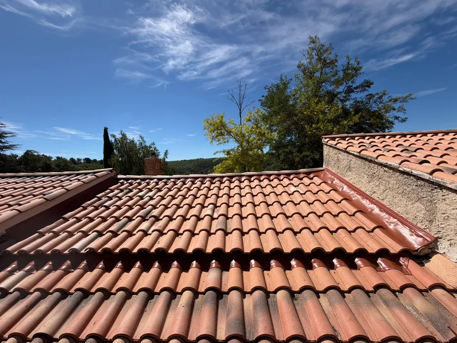 Gros plan sur le faîtage et solin rénovés d'une toiture en tuiles à Artignosc-sur-Verdon