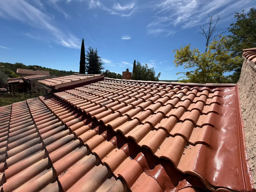 Vue d'ensemble du faîtage rénové sur une toiture en tuiles à Artignosc-sur-Verdon