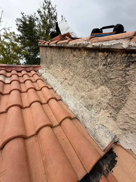 Mur pignon en cours de traitement lors de la réfection de toiture à Artignosc-sur-Verdon