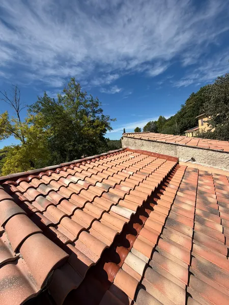 Vue d'ensemble de la toiture en tuiles rénovée à Artignosc-sur-Verdon