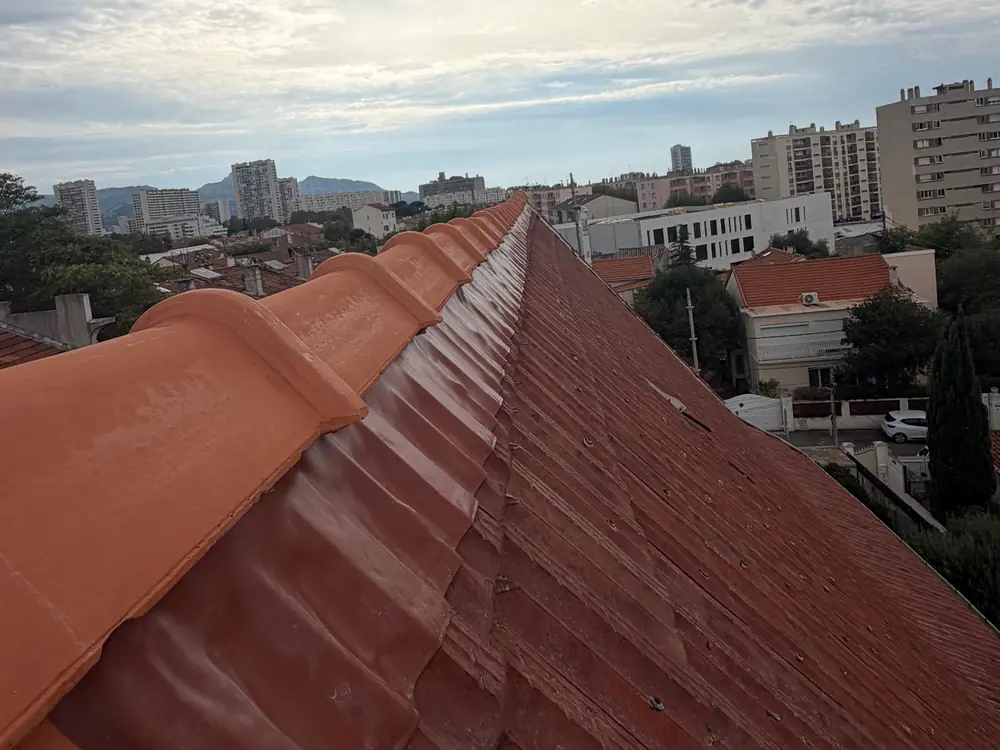 Faîtage et rive refaits à neuf sur une toiture de Marseille 9e