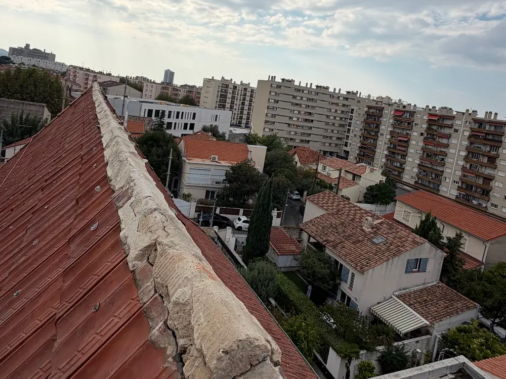 Faîtage et rive au mortier fissuré avant réfection à Marseille 9e