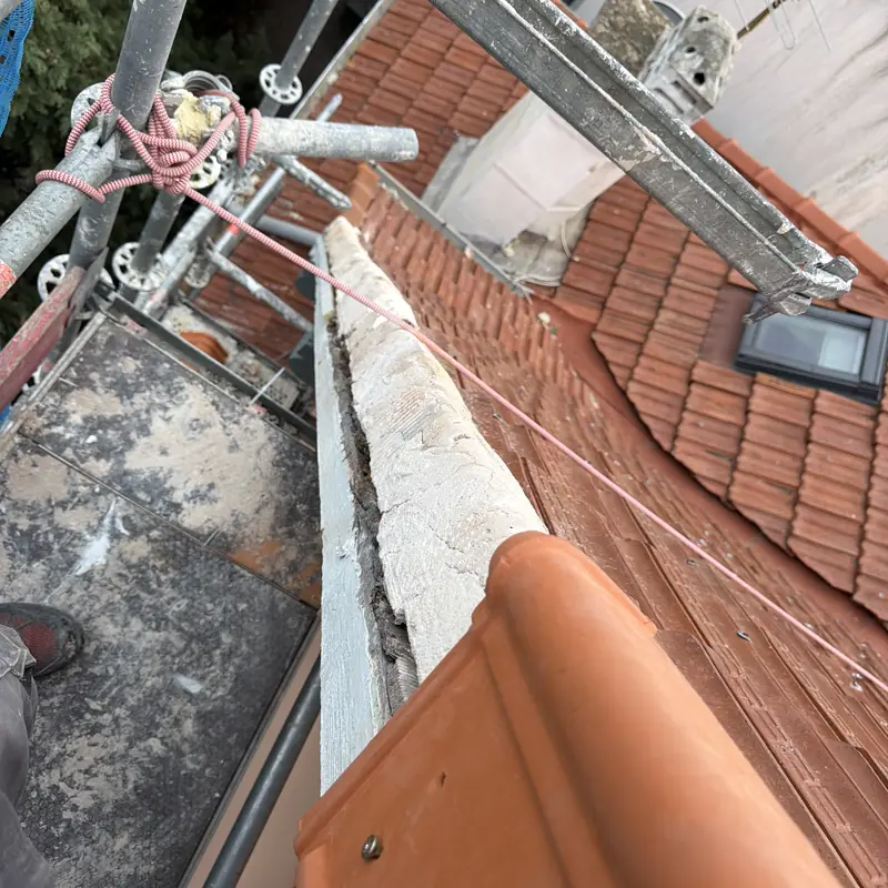 Rive de toiture fissurée vue depuis l'échafaudage à Marseille 9e