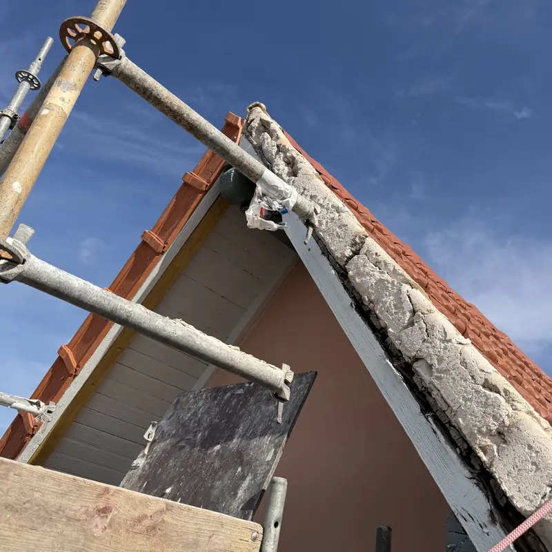 Gros plan sur le mortier de rive dégradé à Marseille 9e