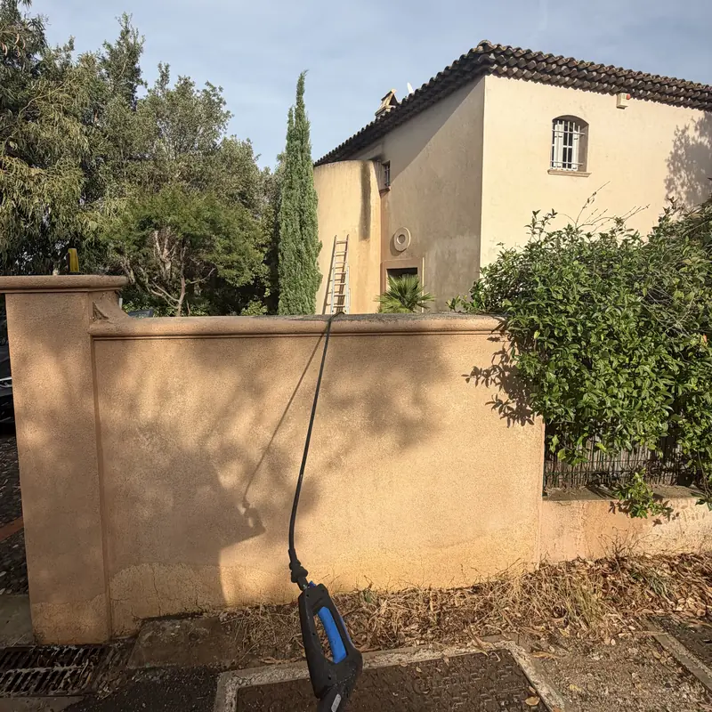 Mur de clôture après traitement de façade à Saint-Tropez