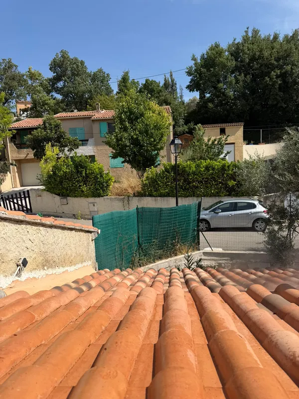 Toiture en tuiles nettoyée après traitement en Provence