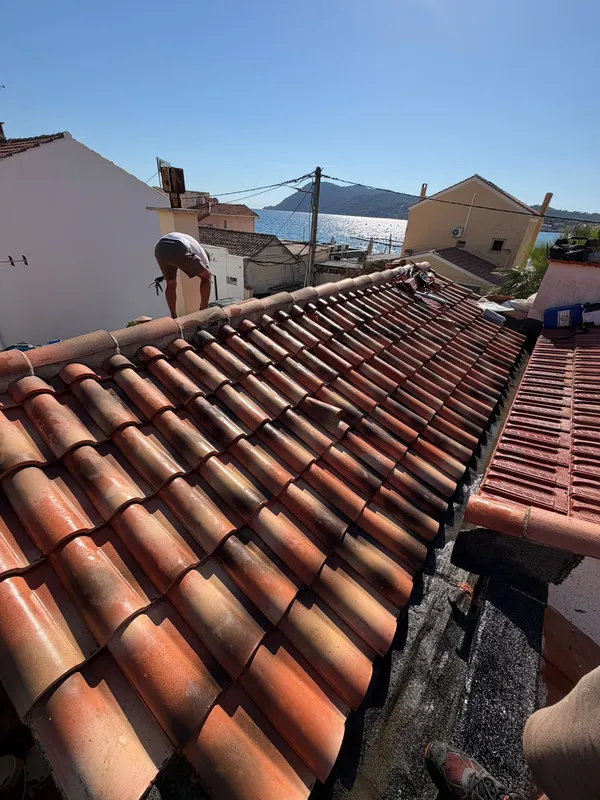 Traitement de toiture en cours avec vue sur la rade à La Seyne-sur-Mer