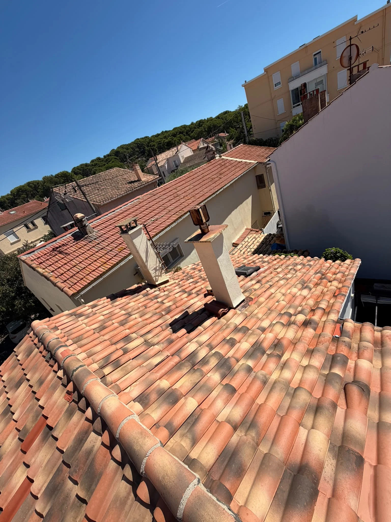 Vue aérienne de la toiture avant traitement à La Seyne-sur-Mer